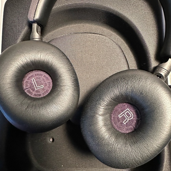Bowers & Wilkins PX active noise cancellation, wireless - Picture 4 of 4
